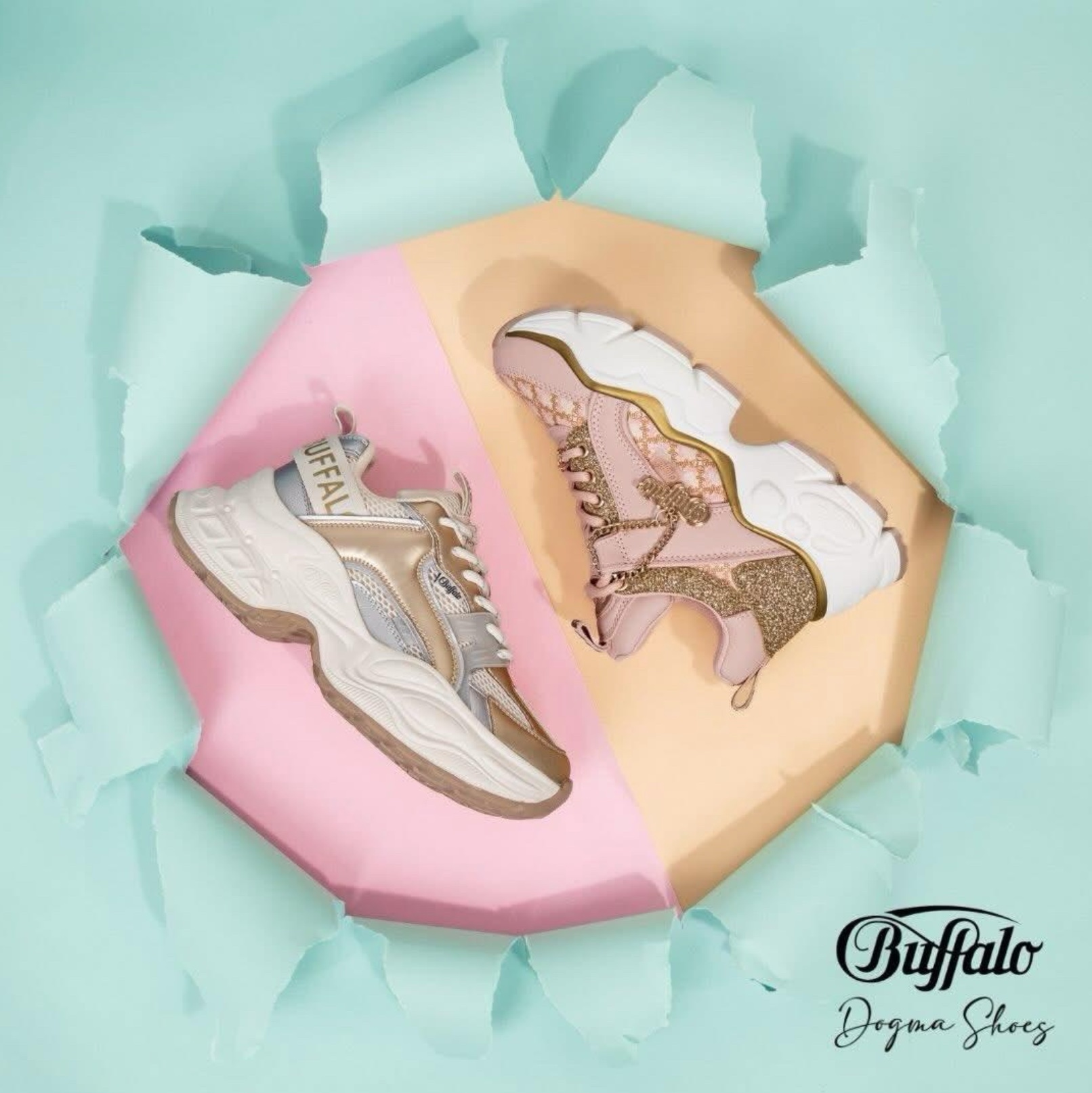 Par de sapatilhas Buffalo: uma em tons dourado/prata e outra rosa com glitter e corrente.