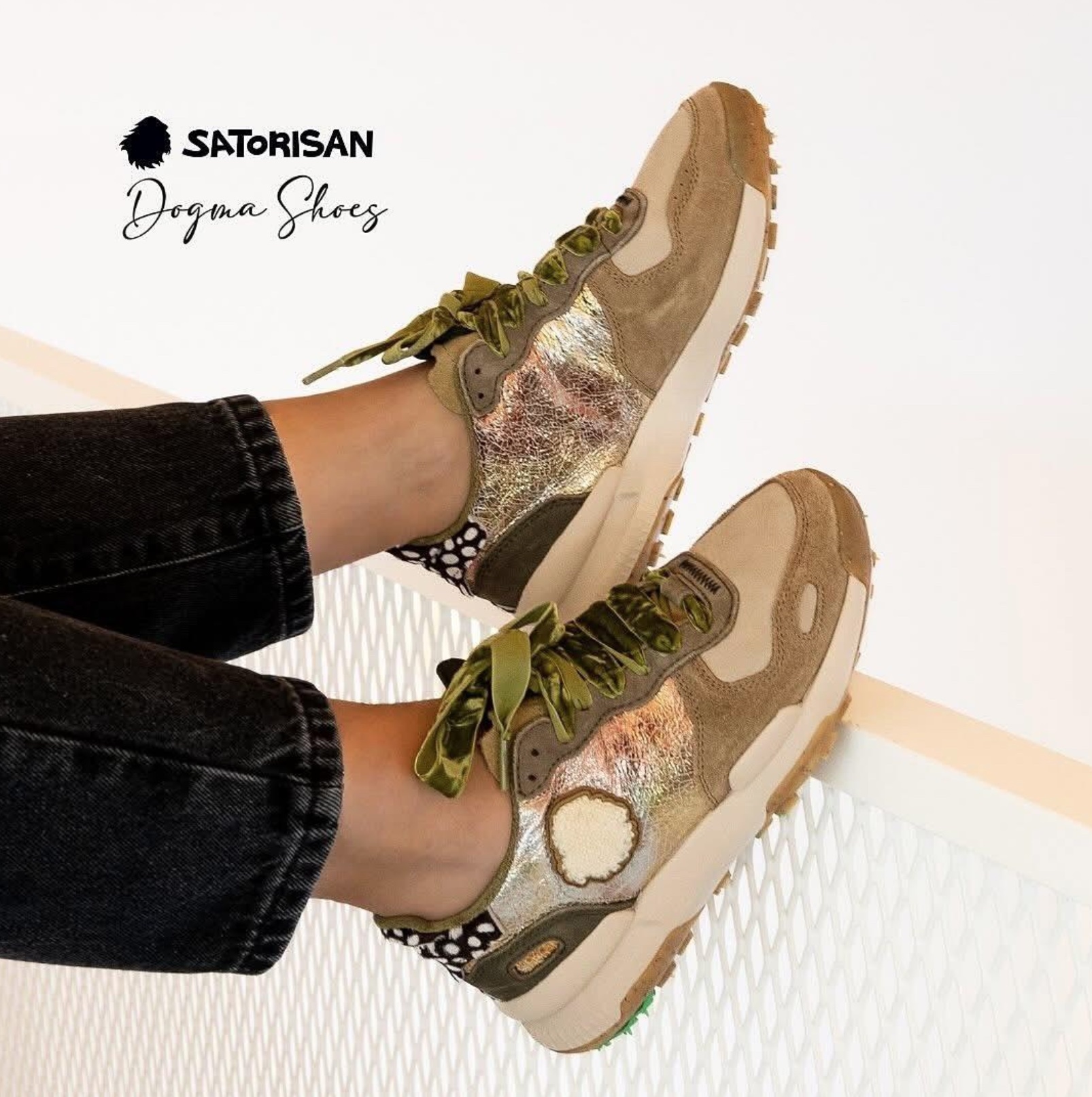 Sapatilhas Satorisanem bege e camurça com atacadores de veludo verde, pormenor metalizado e sola branca.